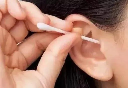 一男子掏耳朵掏出血,长期掏耳朵导致患癌