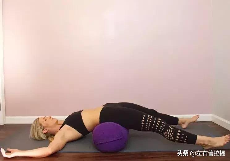 舒缓腰部疼痛的瑜伽动作,舒缓腰背的瑜伽动作