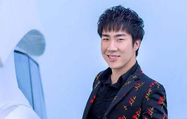 骚男被小姐姐吐槽直男本直，骚男说了这两个词后，小姐姐秒认错