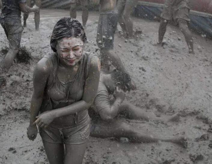 印度的泼粪节不算啥，日本这个节日才辣眼睛，不愧是岛国