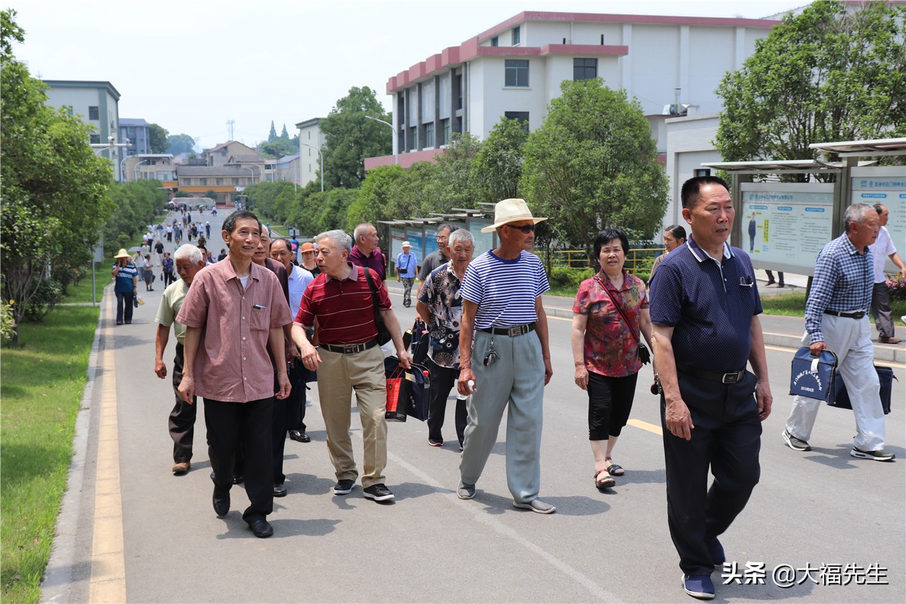 钢铁年代战友重逢,钢铁情怀