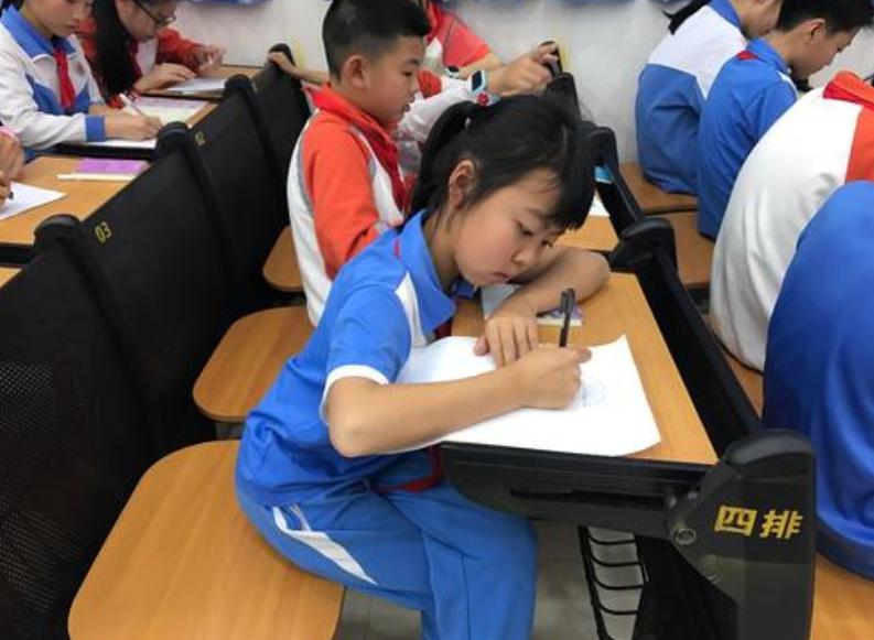 学渣语文课本走红，墨子“变身”俏萝莉，老师：放学别走