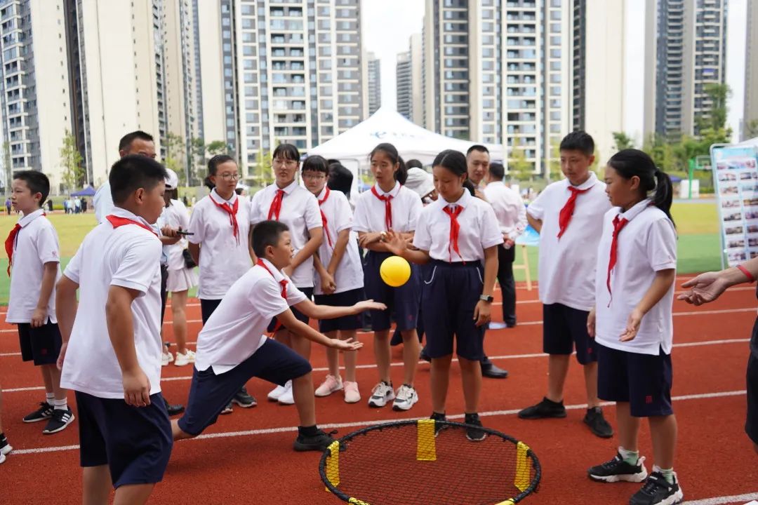 近百个摊摊摆进学校，校长家长都来了