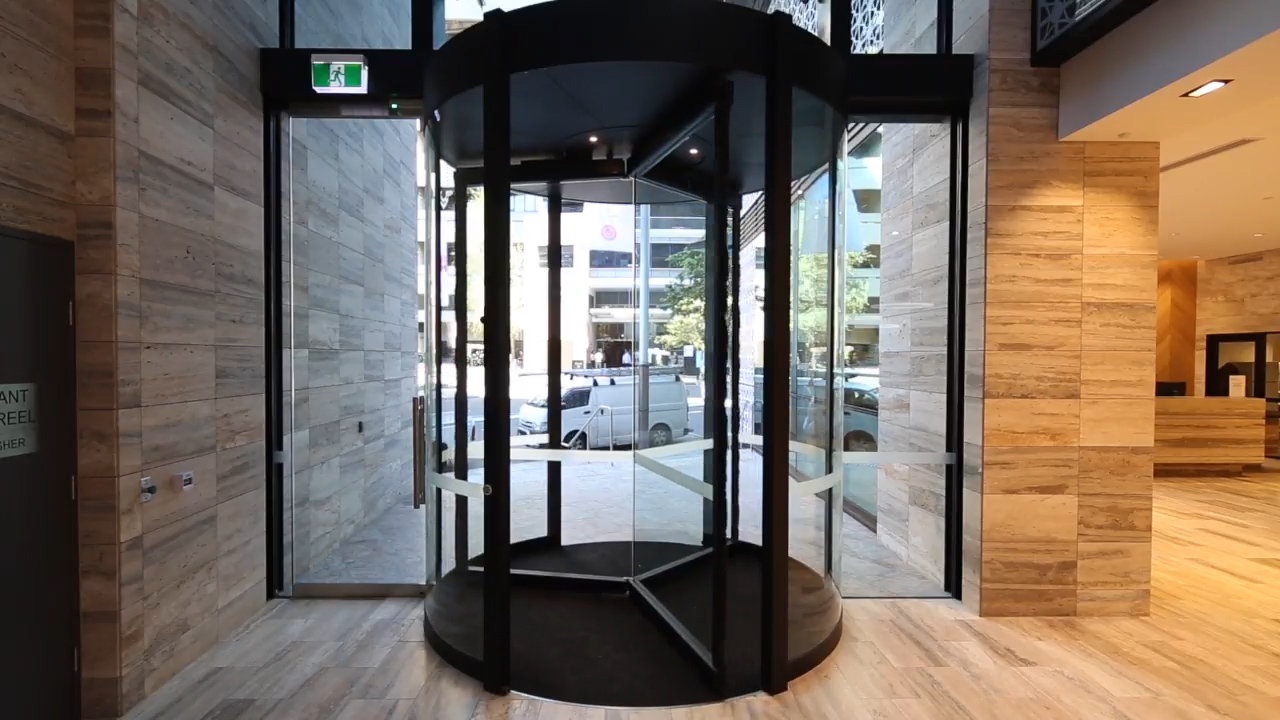 大厦为何非用旋转门,最垃圾的设计旋转门