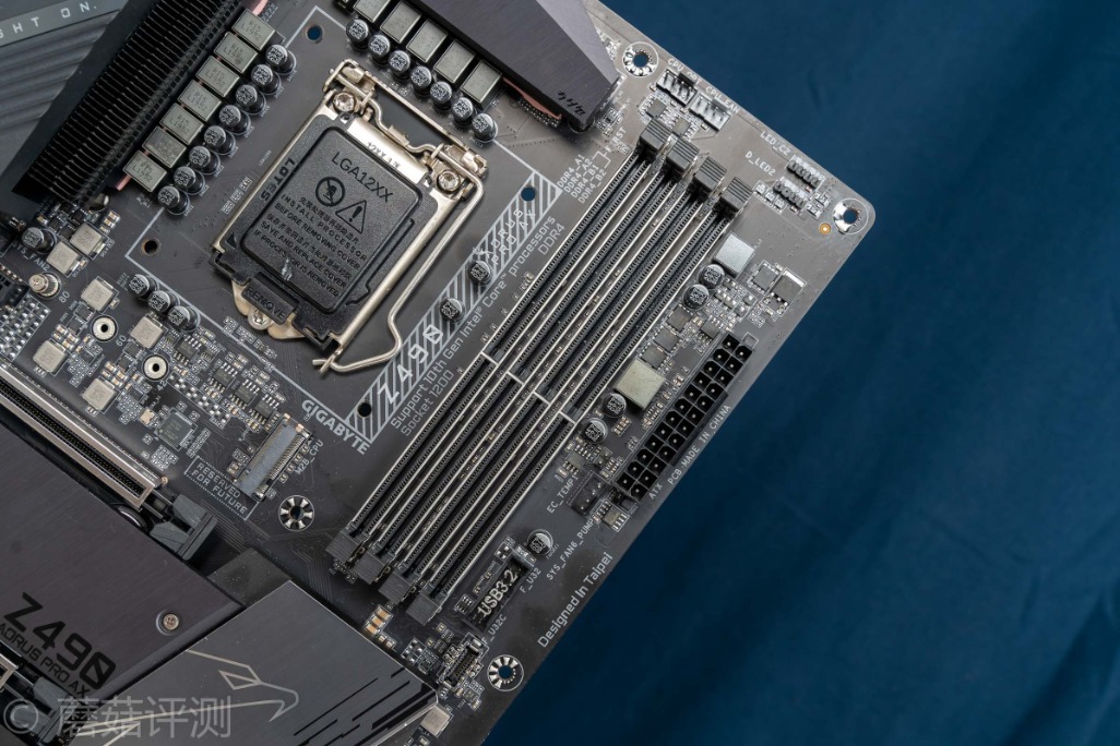 技嘉z490aorusproax主板多大,技嘉z490aorusproax是超级雕吗