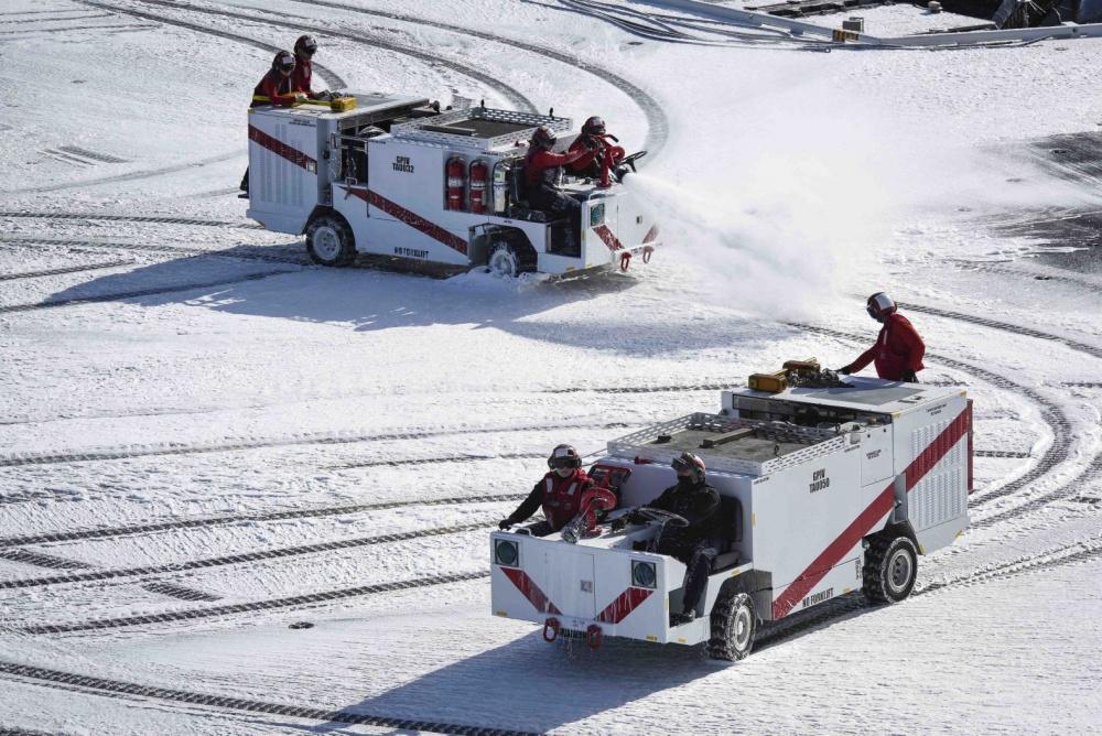 美国航母戏水,美国海军在航母上玩高台跳水游泳