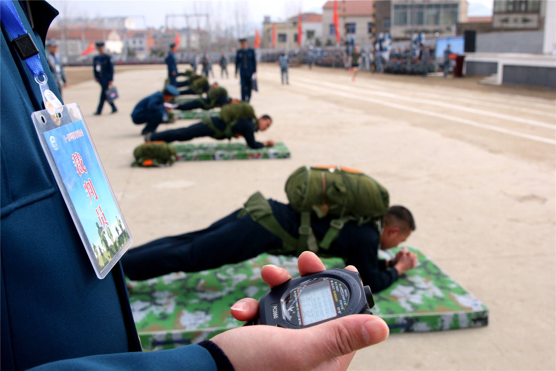 巧用背包练习平板支撑，更有效激活肌肉，对冲腰椎间盘突出