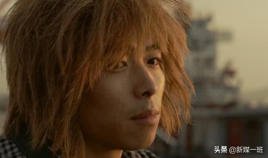 有种改变叫《药神》的黄毛，如今染回黑发掀刘海，帅成韩国欧巴！