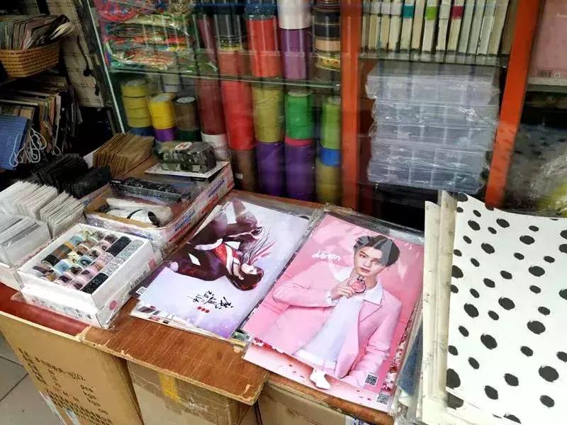 刺纹身脚踩松糕鞋那些年小寨百汇里西安80、90后的非主流青春