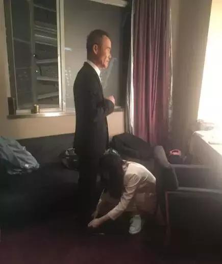 田朴珺夸王石穿dior西装帅,王石田朴珺米兰行