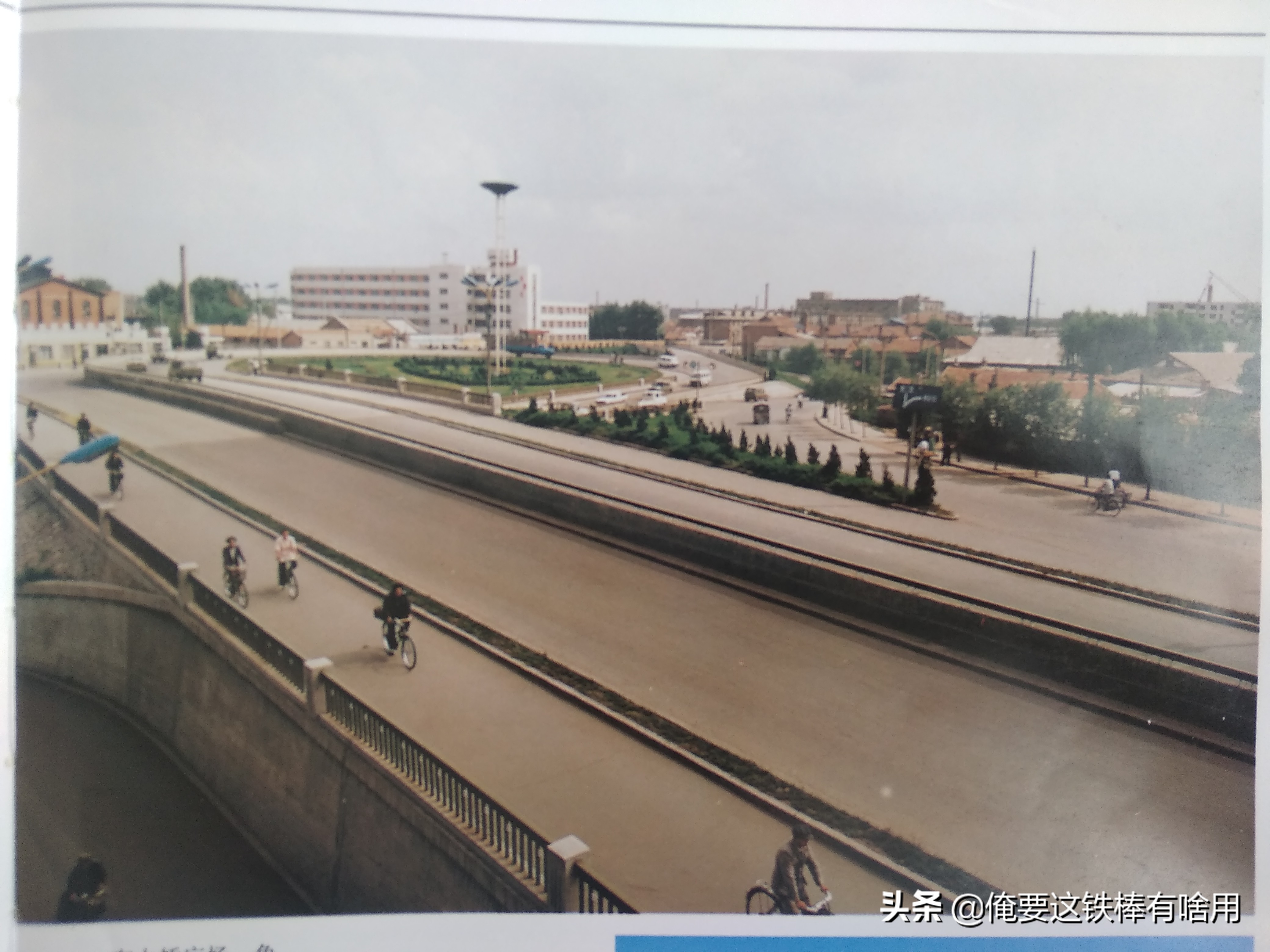 烧鸡配茅台，电影院下面还有咖啡厅，想不到那时候的长春还挺潮