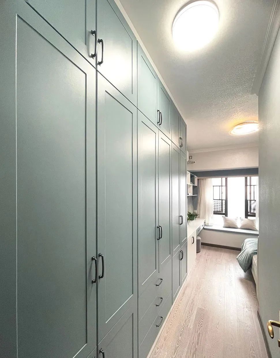 阳台改成小卧室凸出来的,阳台改成衣帽间和办公区