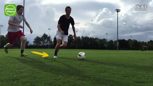 足球背身摆脱技巧教案,足球背身过人实用技巧