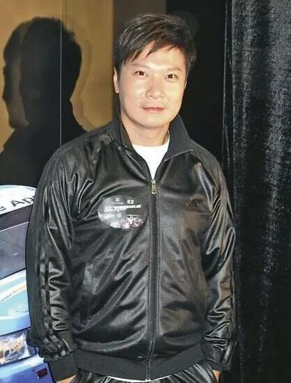 影视巨星洪金宝现身北京,戴大金镶钻链抽雪茄,和朋友相谈甚欢。