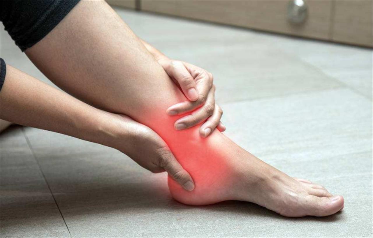 脚上痛风发作时应如何缓解疼痛,痛风脚上有轻微征兆怎么解决