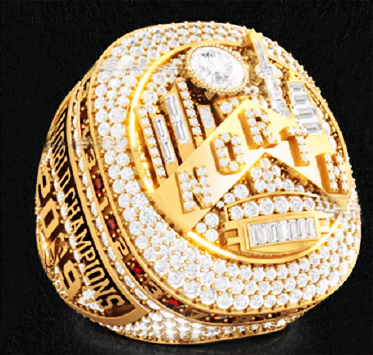 NBA冠戒之最：字母哥刚拿的戒指306颗钻不算多，猛龙640钻创纪录