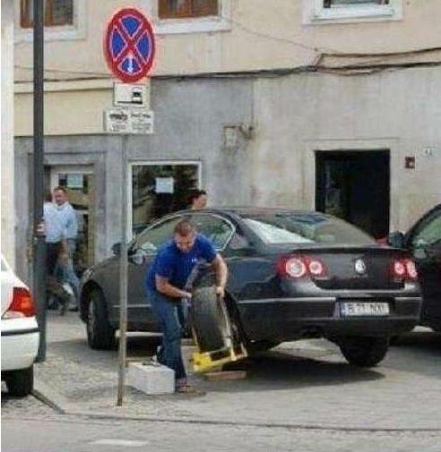 汽车轮胎被恶意锁住怎么办,轮胎被人恶意扎怎么处理