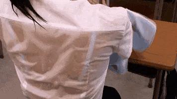 妹子，这体育课上的运动量有点大啊！