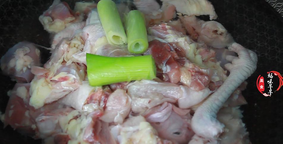 炒鸡肉要拿什么配菜混合才好吃呢,过年宴客鸡肉可以这样炒鲜香入味