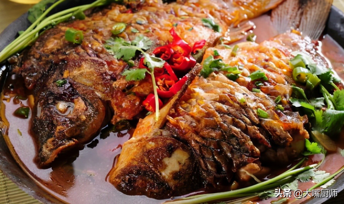 炖鱼里边添什么佐料鱼不腥气,炖鱼放不放鸡精