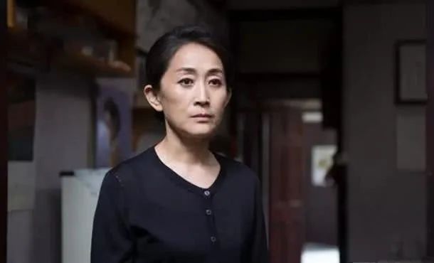 嘉行“重男轻女”,女艺人抠脚8个月,男艺人集体出逃?