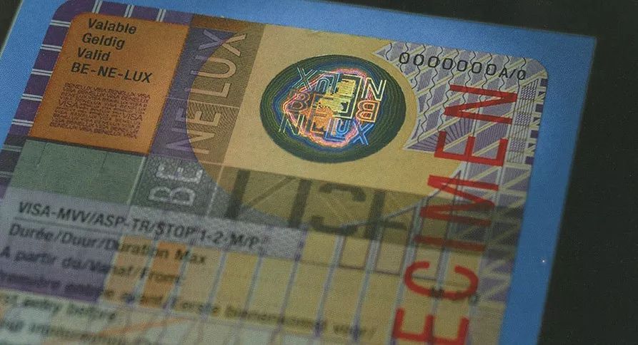 护照上面蓝色防伪照片效果,各国护照上的精美光学全息防伪图