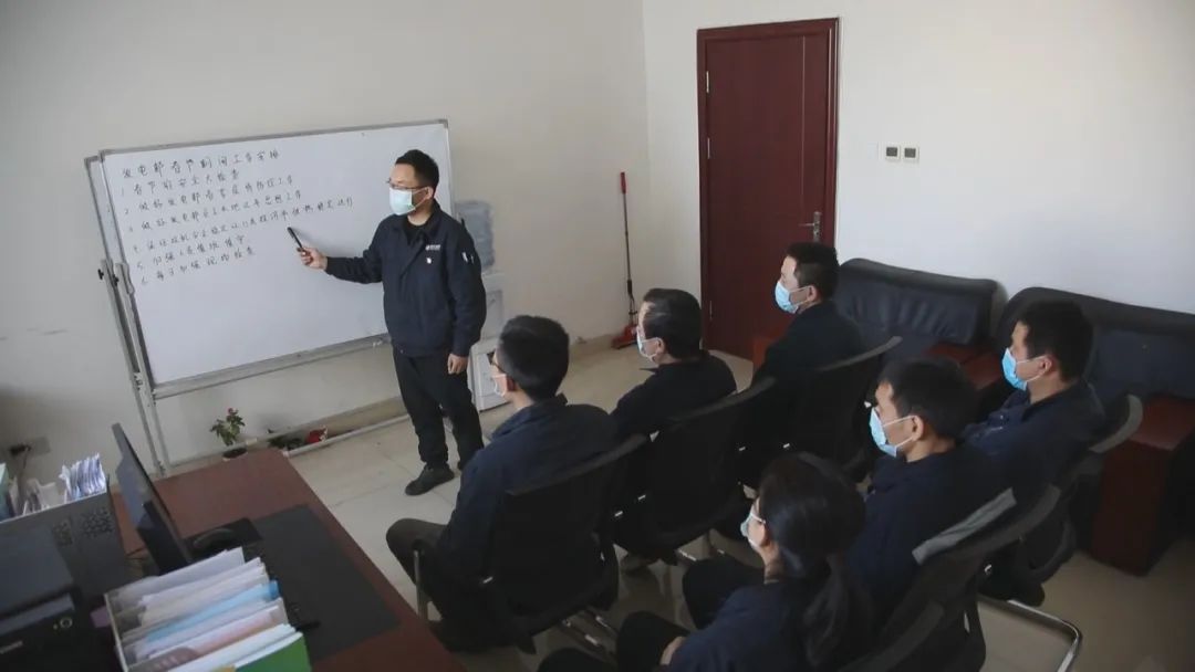 *疆新**楚星能源发展有限公司：坚守岗位过春节的发电工人