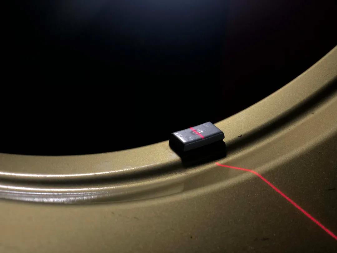 前轮换了新胎抖动是怎么回事,刚换的新轮胎为什么会瘪