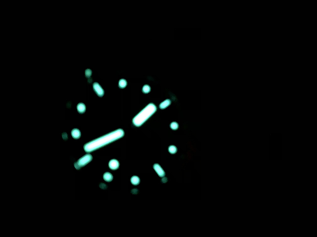 把一台超跑戴在手上,把车捧在手里