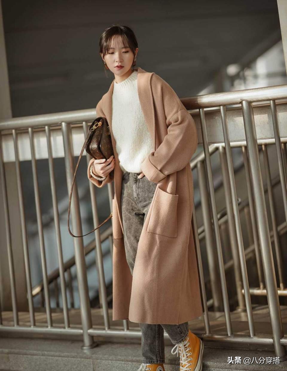 陈都灵纯色披肩发上衣温柔,陈都灵穿搭牛奶裤上衣纯色优雅风