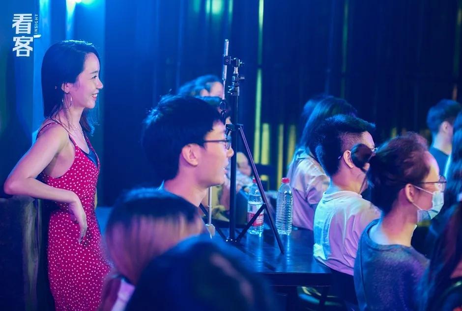 麦克风后面的人：太痛苦的时候，我们不写脱口秀