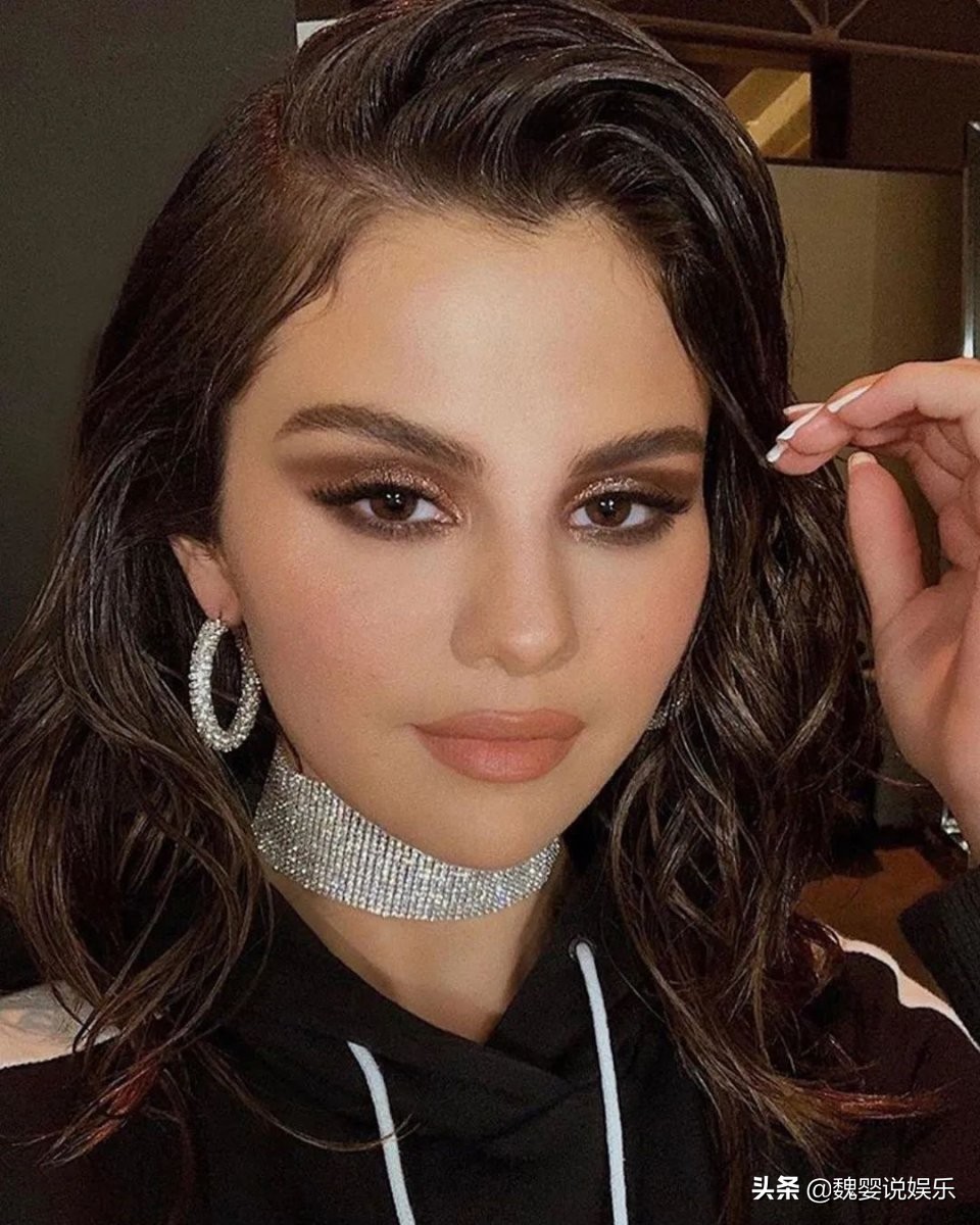 讲真的｜戚薇钟楚曦跳槽做美妆博主，你看谁更行？