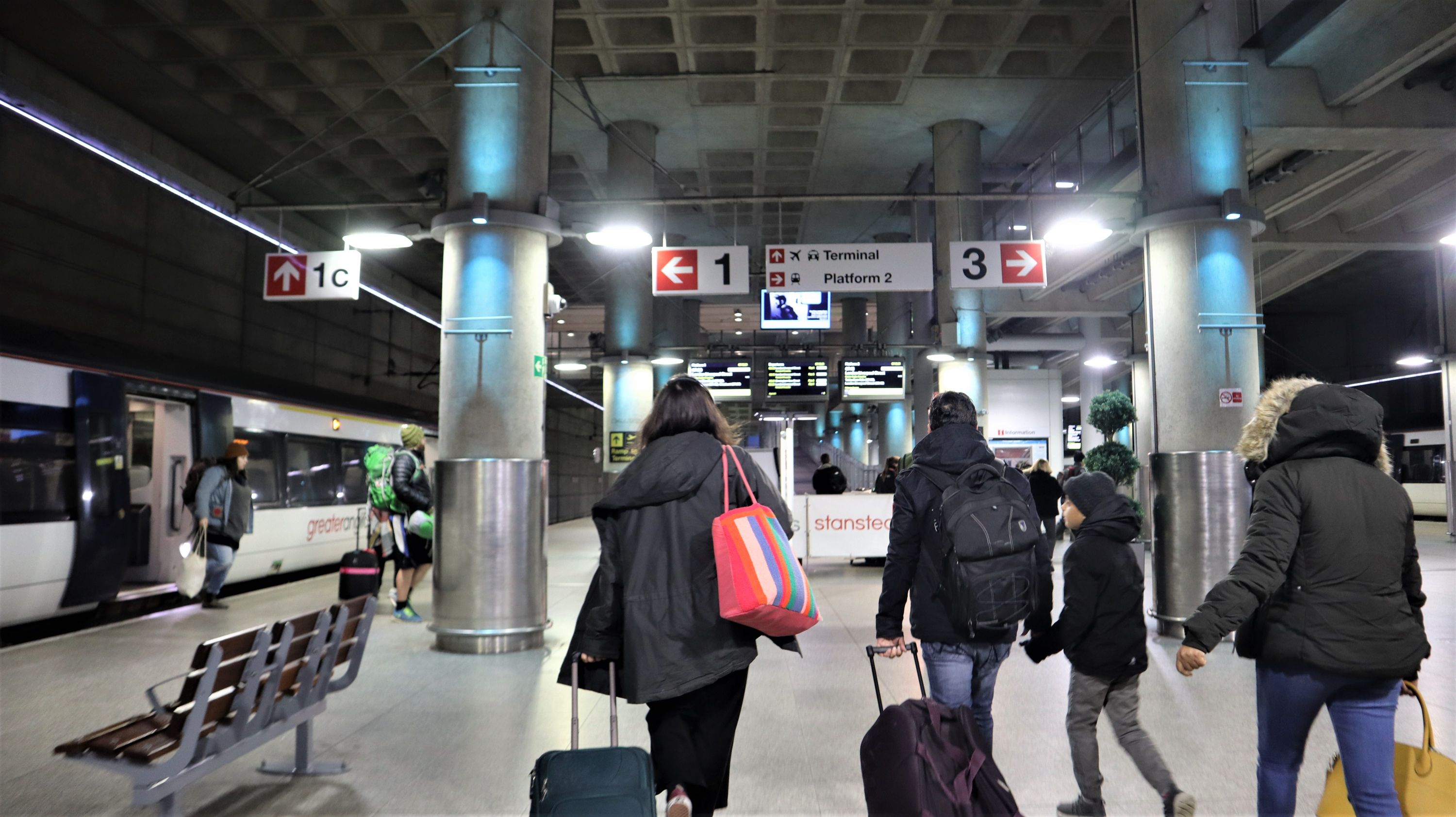 票价100块的欧洲超短线！座椅比国内廉航还窄，坐几分钟都受不了