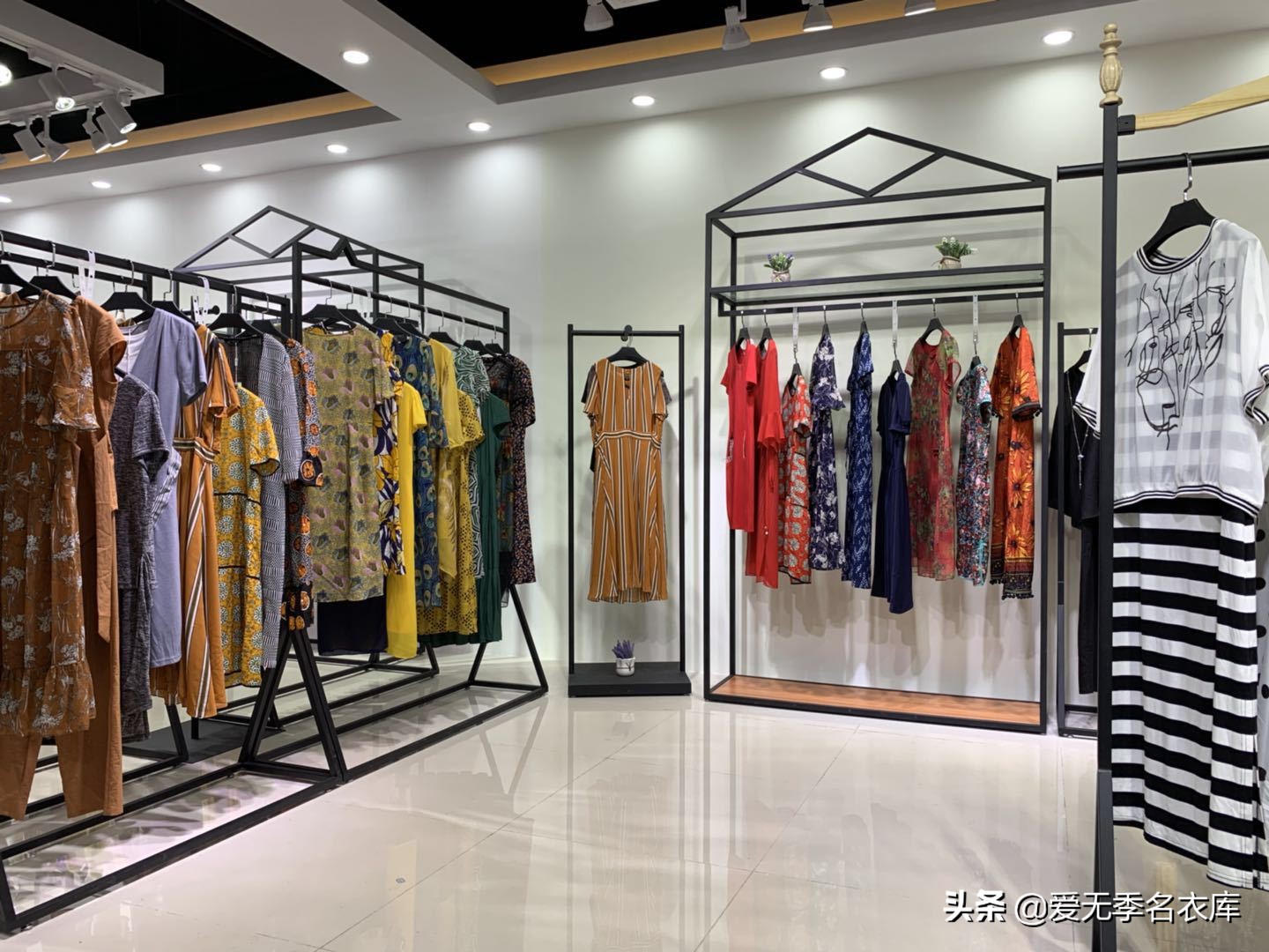 服装折扣店批发拿货,怎么逛批发服装店