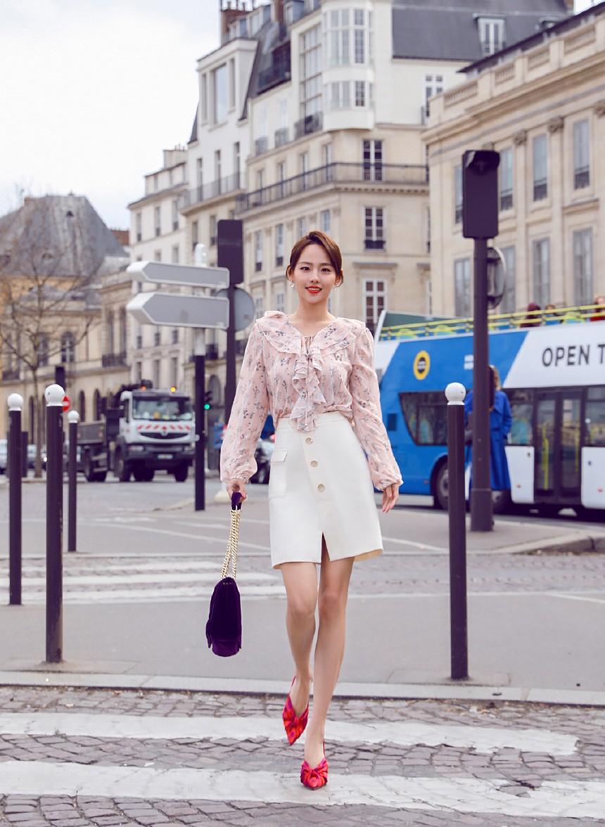 张嘉倪穿粉色装搭半身裙,张嘉倪穿高开叉长裙