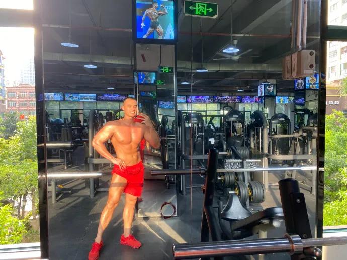 他身高183公分,胸肌硕大差点把衬衫撑爆,这身材简直绝了