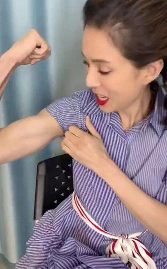 最美小龙女李若彤年龄成谜，穿紧身裤秀美腿太诱惑，身材好绝！