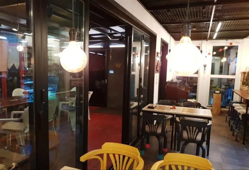 极简集装箱咖啡屋,怀旧音乐餐吧装修效果图