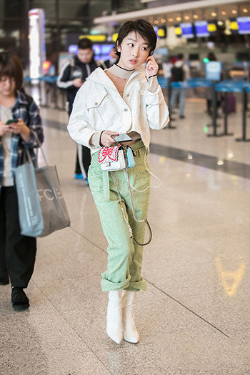 周冬雨这套搭配格外休闲时髦,周冬雨寸头造型时尚搭配秘籍