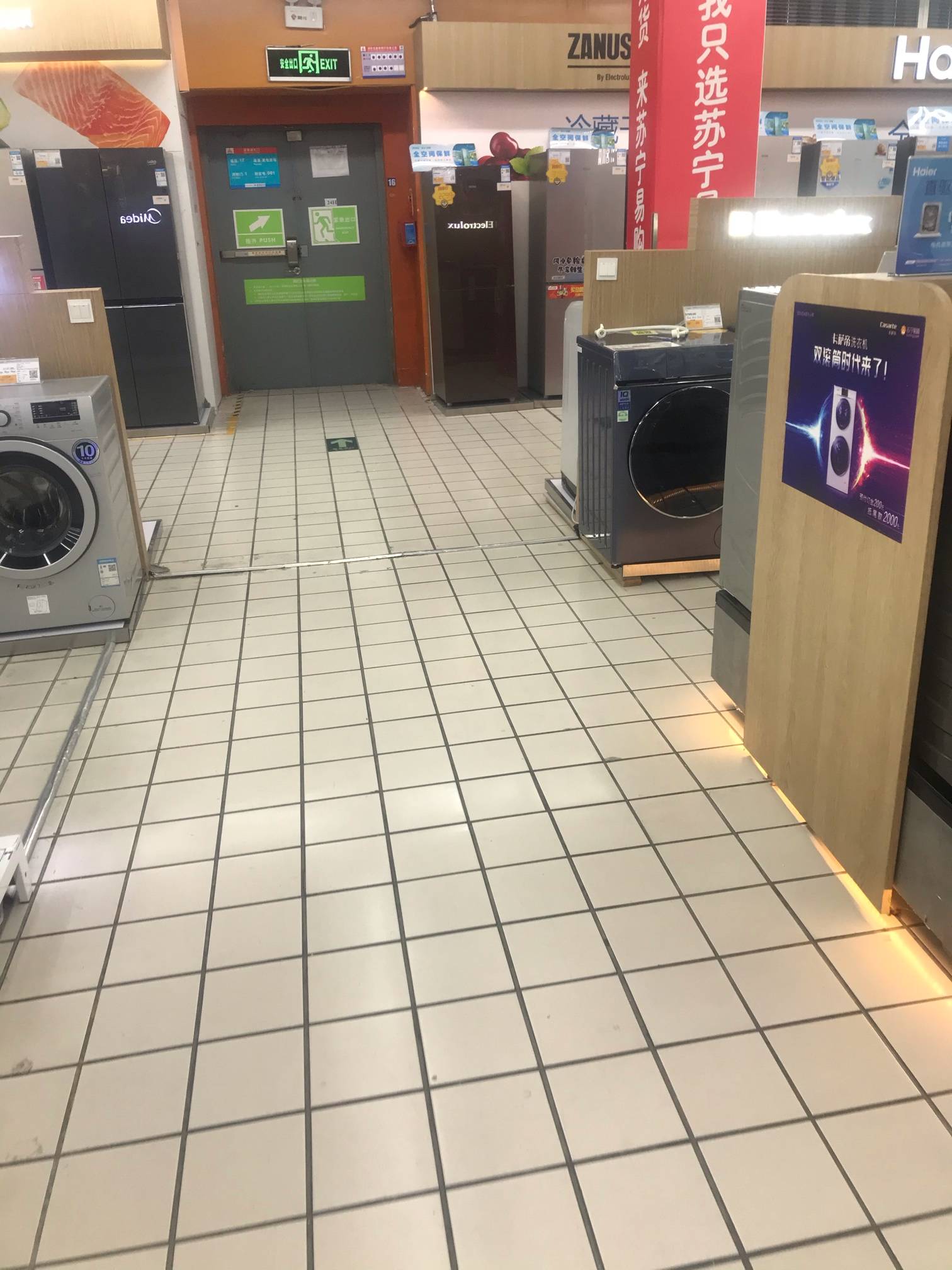 营业员比顾客还多,营业员比客人多