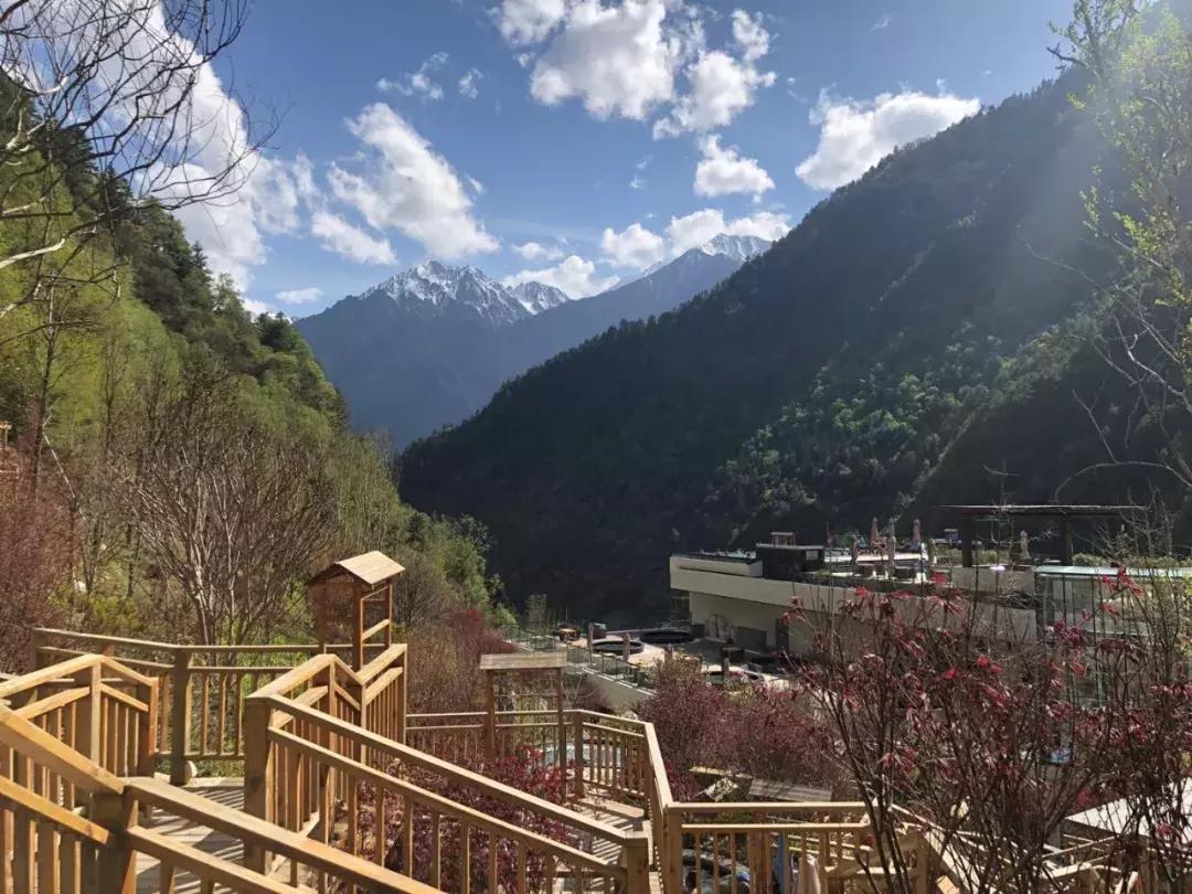 阿坝州又一处绝对秘境,雪山红石全部免费看,成都出发可耍2天!