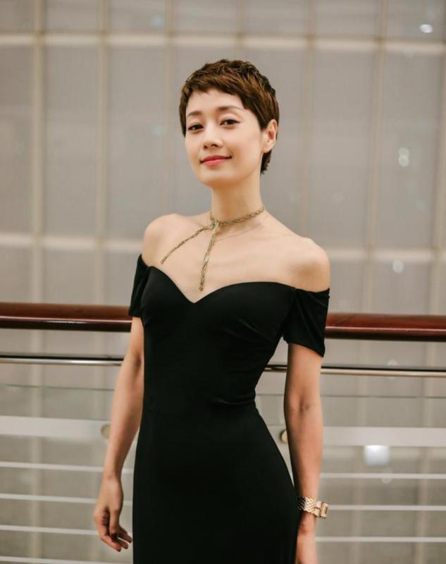 人像对着镜子怎么拍照才好看,如何对着镜子拍出超好看的脸照