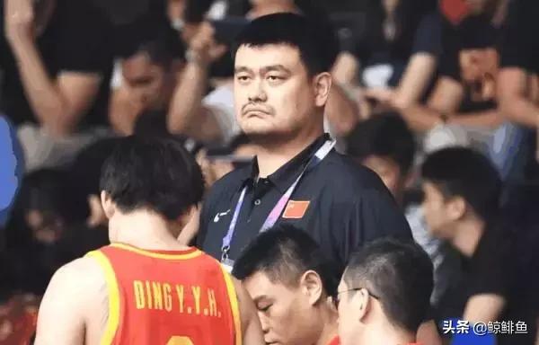 中国某足球记者为李楠打气，男篮赢球后却连发两条微博质疑姚明