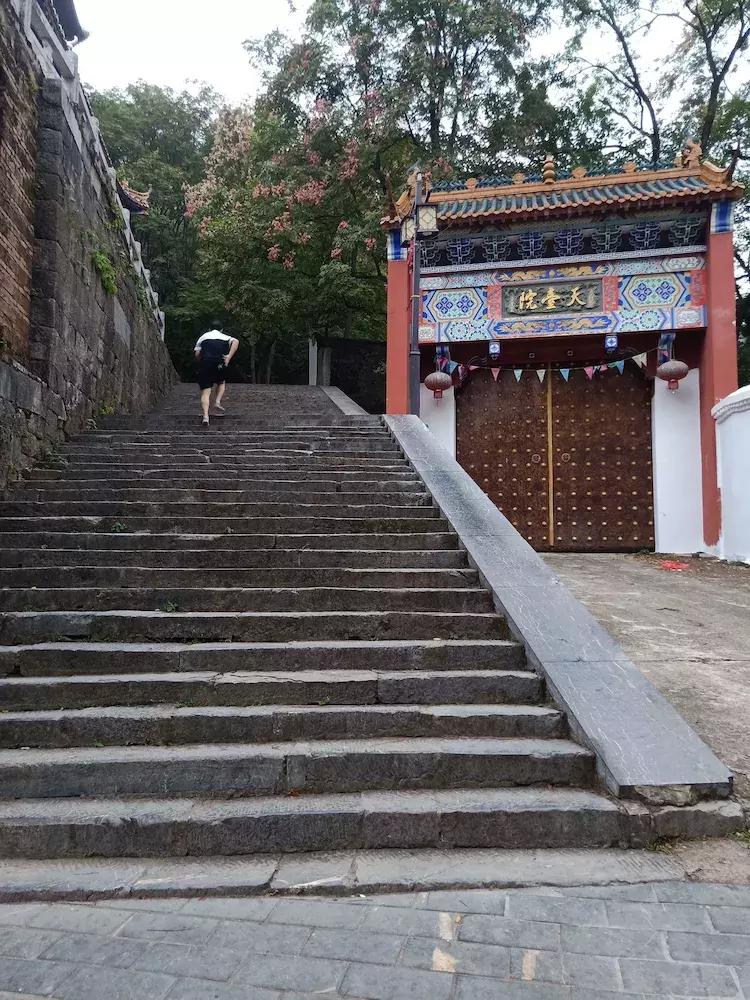 夜幕下的清泉寺,夜幕下的湛山寺