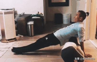 宝宝宅家太久，背上书包想出去玩，他拉铁门的样子，看起来很失望