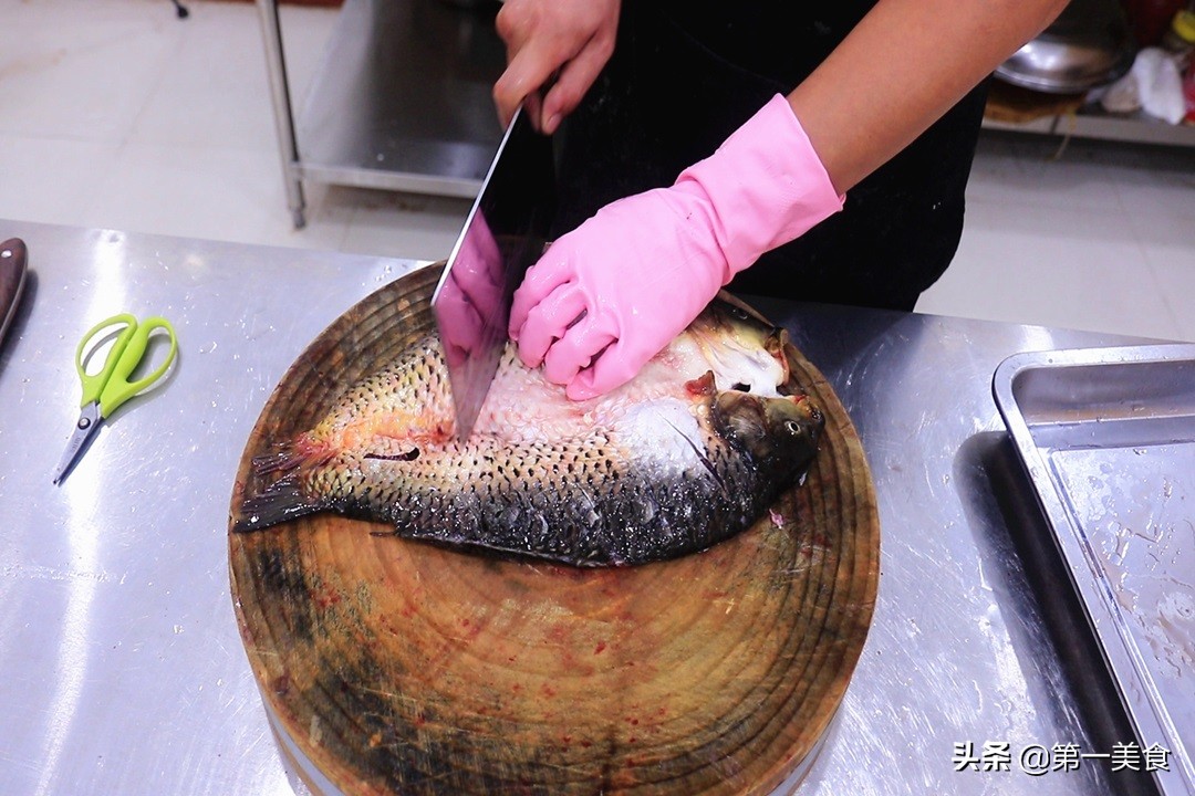 烤箱烤鱼怎么做才能烤得外酥里嫩,大厨免费教你免费制作美味烤鱼