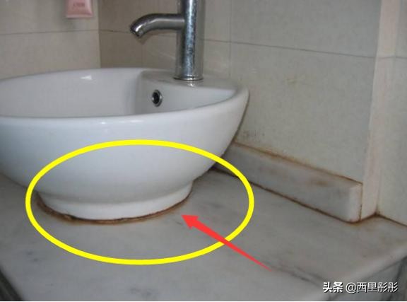 厕所的玻璃胶发霉变黑怎么清理,洗手盆玻璃胶发黑处理小妙招