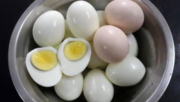 鸡蛋黄上的黑色膜有毒吗,鸡蛋黄外面有灰色的东西能吃吗