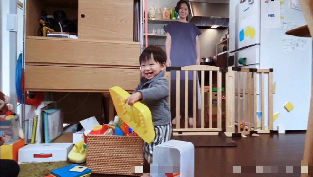 宝宝变成小粘虫，宝妈一刻不得闲，宝爸脑洞大开结果一招搞定