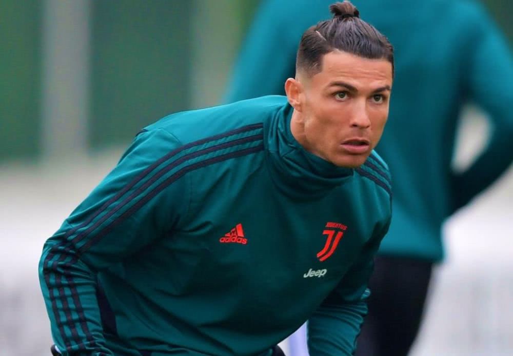 内马尔微醺中狂欢跨年，梅西C罗却仍不忘挤时间玩命训练